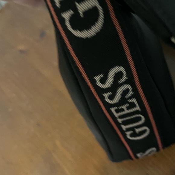 NWT guess purse . Selling to pay for post chemo - Picture 2 of 6